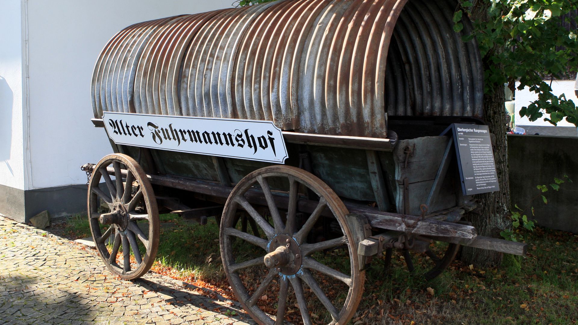 Ein alter Fuhrmannswagen mit der Aufschrift "Alter Fuhrmannshof"